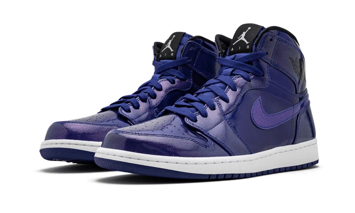 Detail of the inner side of the sneaker Air Jordan Jordan 1 Retro Deep Royal (332550-420) bleu, noir et blanc.
