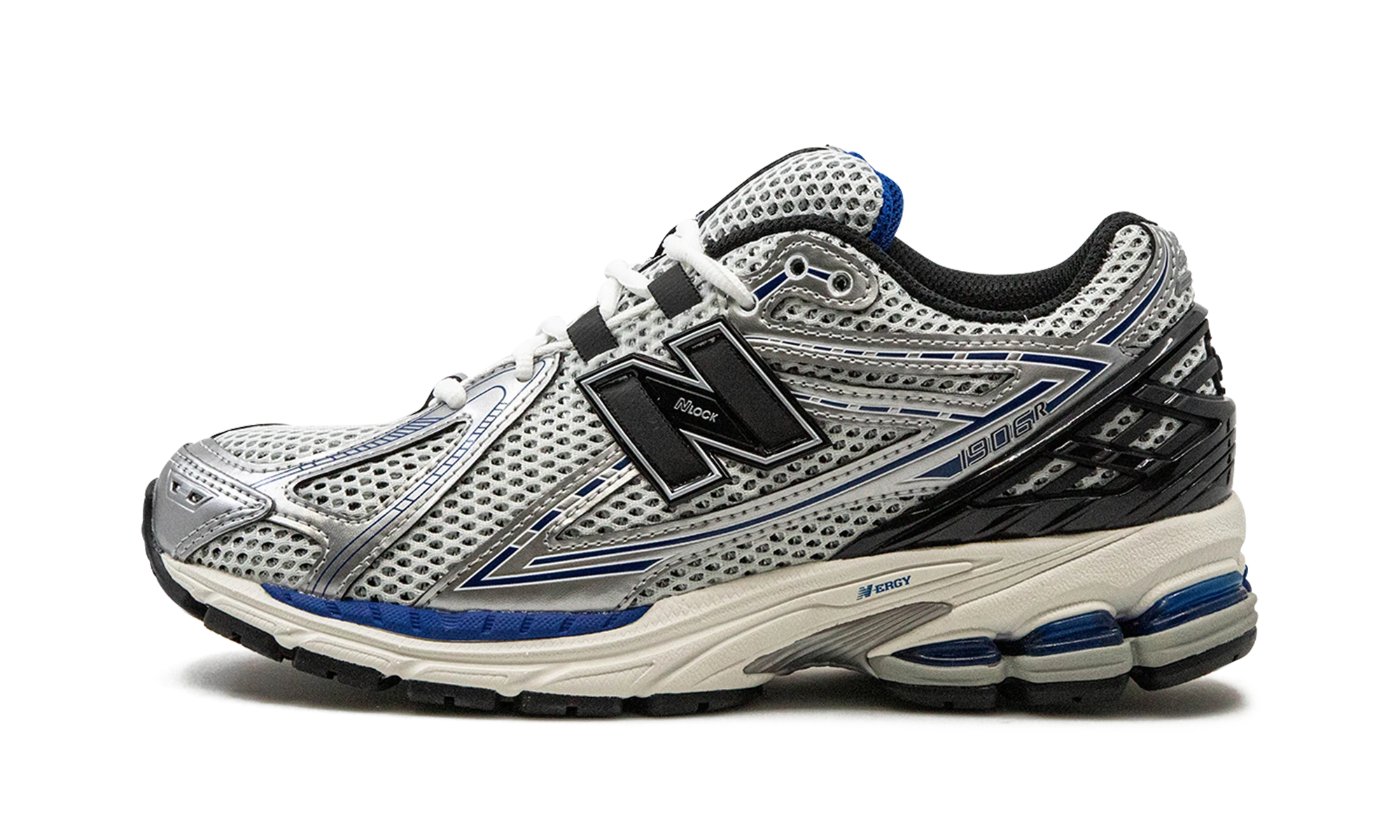 Tenisky New Balance 1906R Metallic Silver Blue (M1906RCD) z kůže stříbrný, modrý a černý — pohled z vnějšího boku.