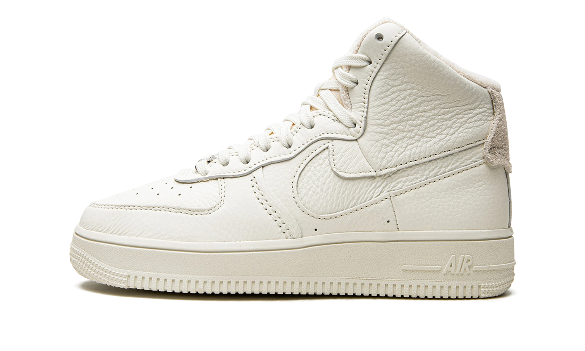 Sneaker Nike Air Force 1 High Sculpt Sail (DC3590-102) in leather beige — outer profile view.