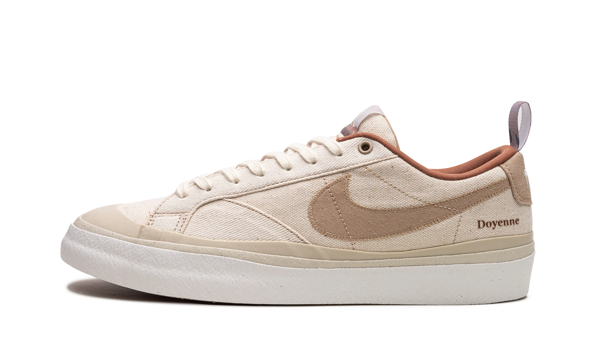 Sneaker Nike SB Blazer Low Doyenne Skateboards (DZ3406-100) in leer wit en beige — zijaanzicht.