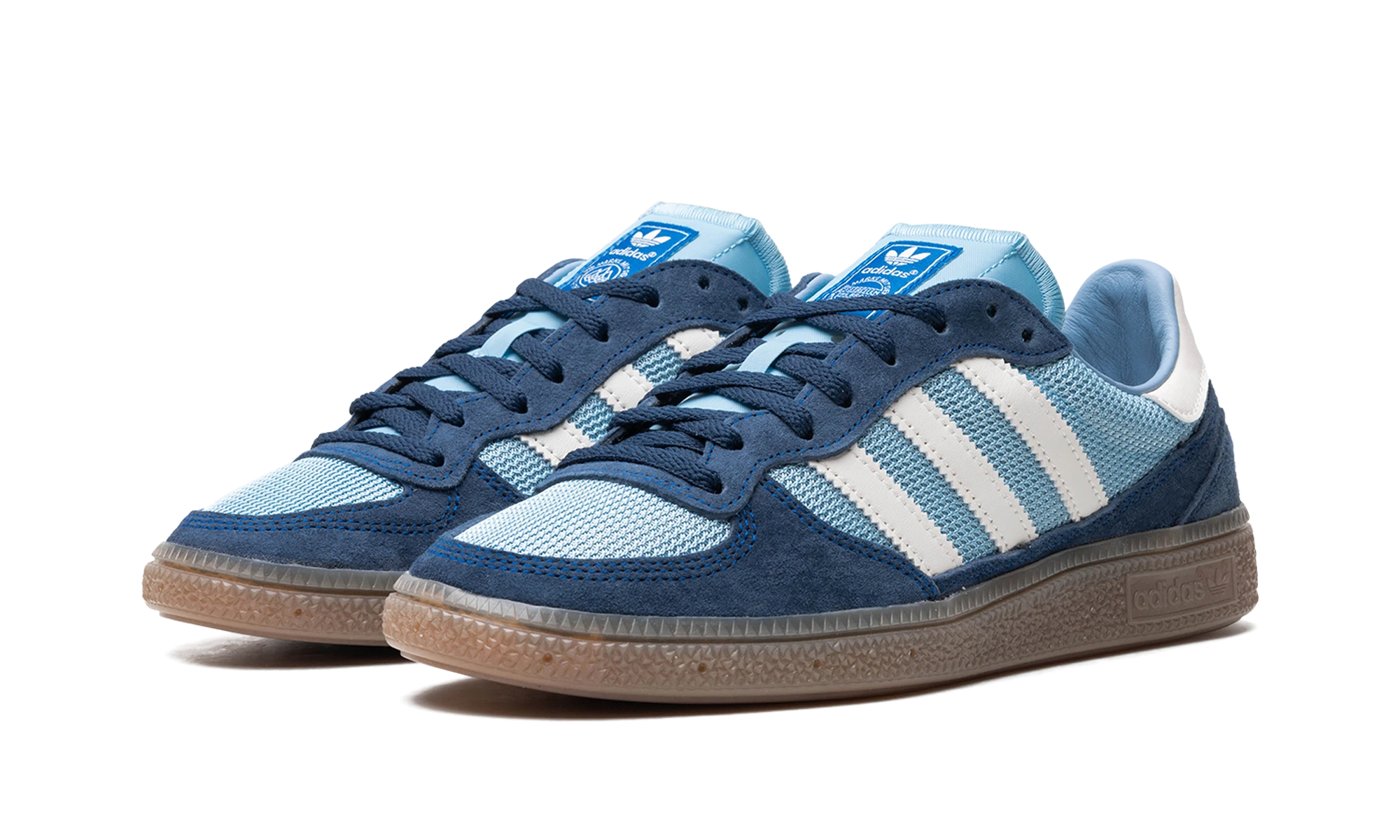 Detail of the inner side of the sneaker Adidas Handball Pro SPZL Clear Blue (IG8942) bleu et blanc.