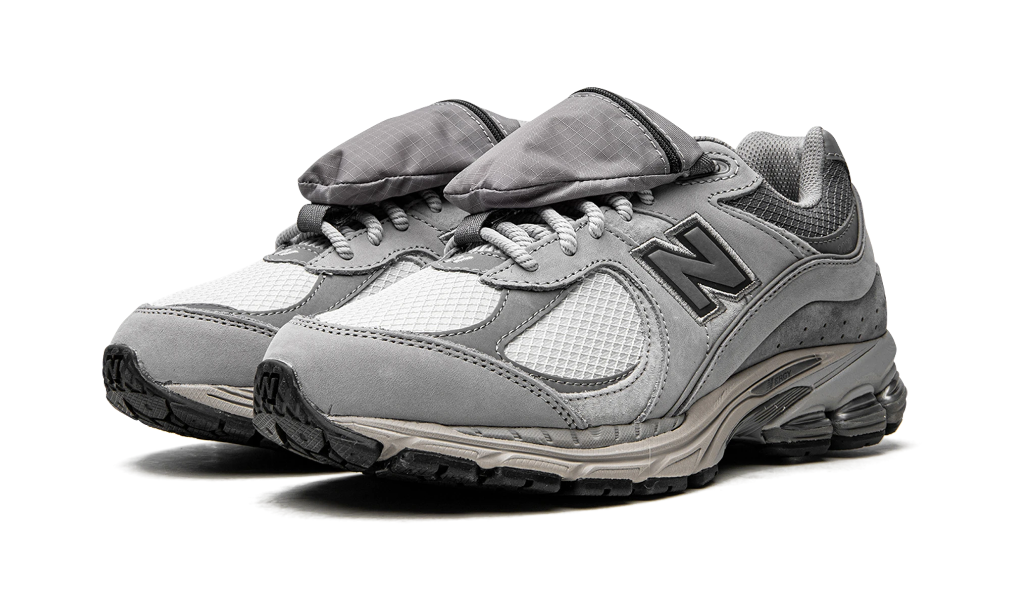 Detalle del lado interior de la zapatilla New Balance 2002R Grey Pocket (M2002RVC) gris et noir.