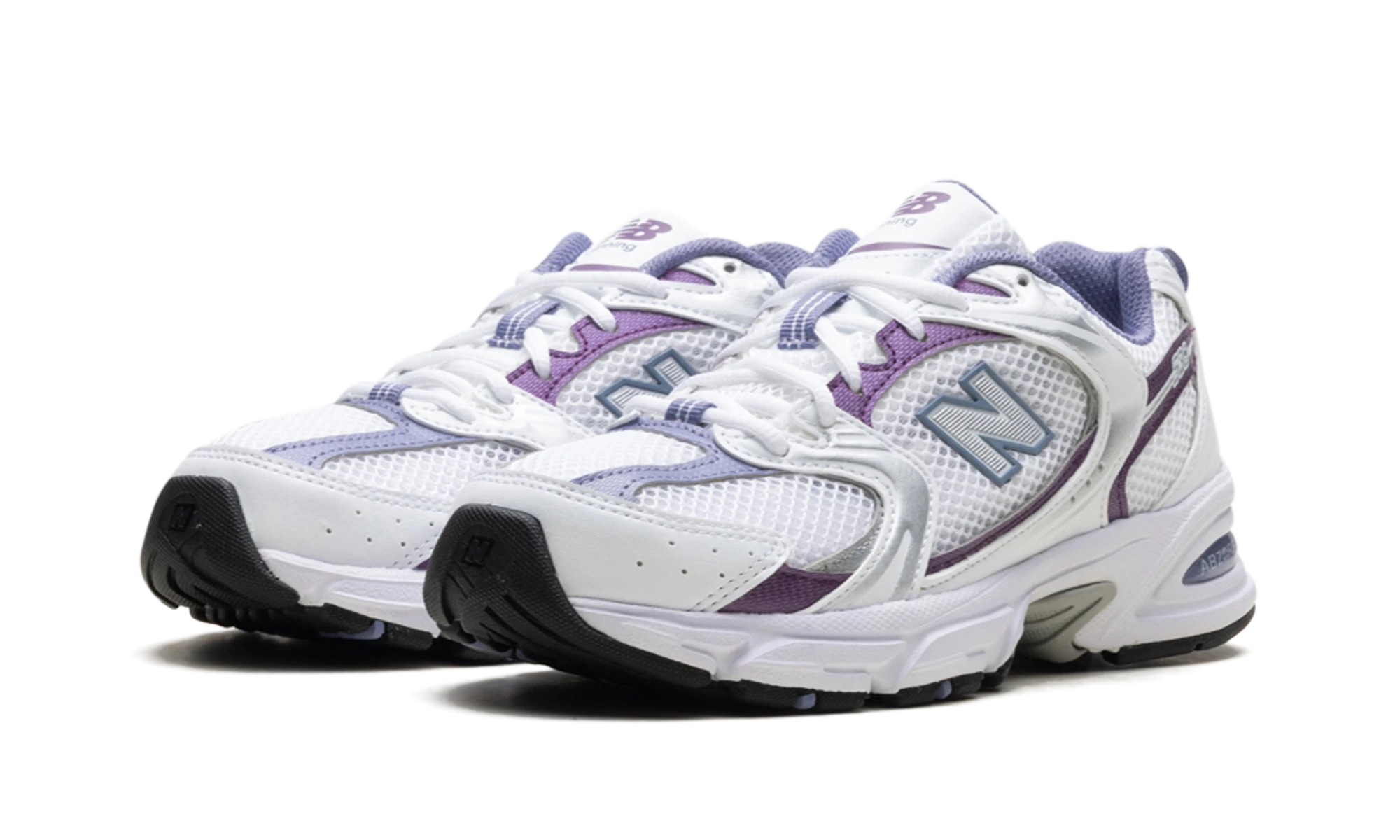 Detalle del lado interior de la zapatilla New Balance 530 White Violet (MR530RE) blanc et violet.