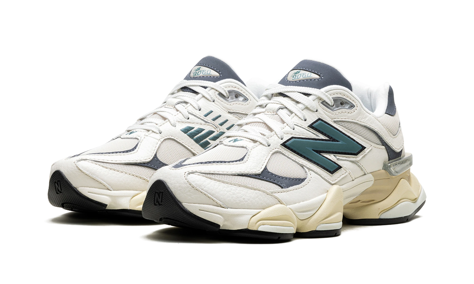 Detail of the inner side of the sneaker New Balance 9060 New Spruce (U9060ESD) blanc.