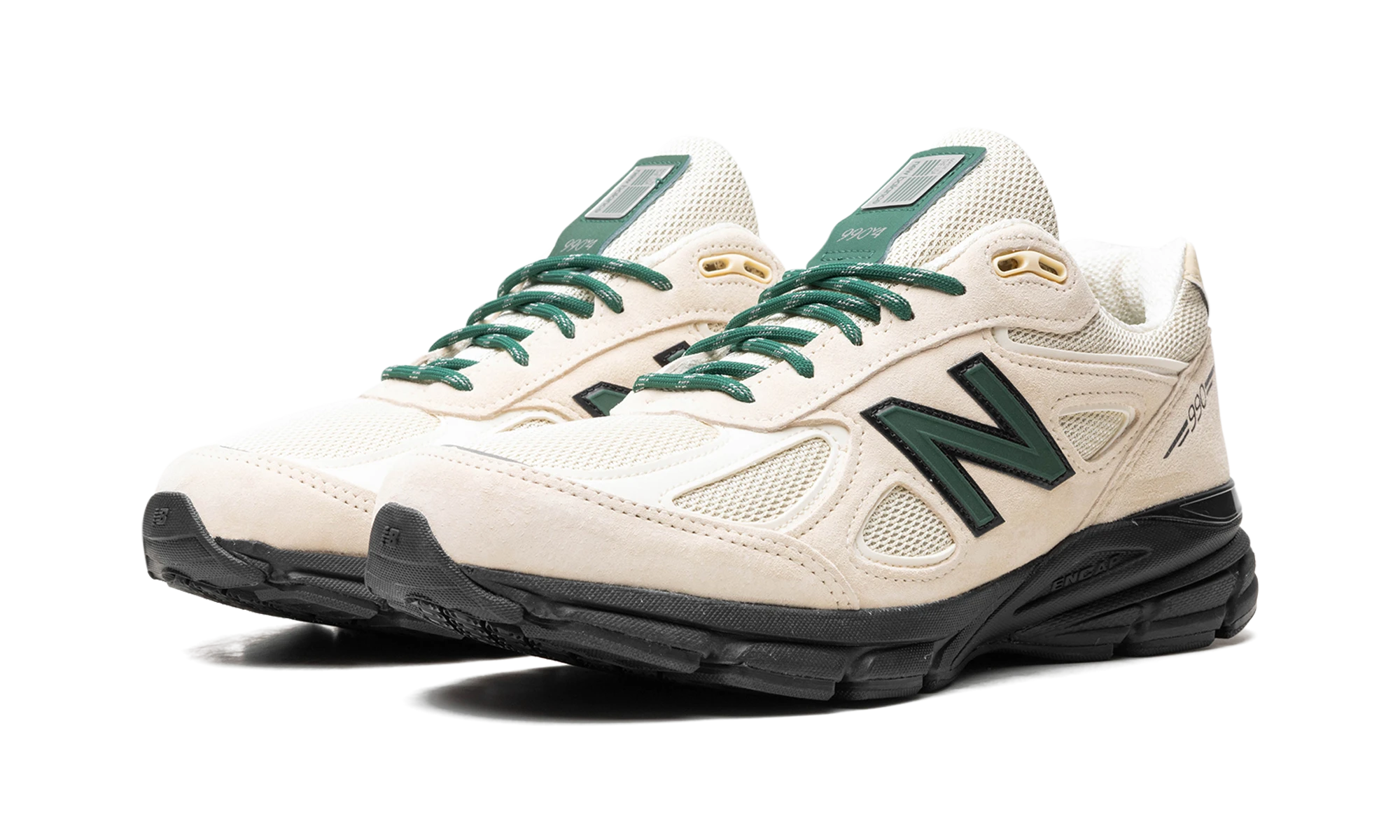 Dettaglio del lato interno della scarpa New Balance 990v4 MiUSA Teddy Santis Macadamia Nut (U990GB4) noir.