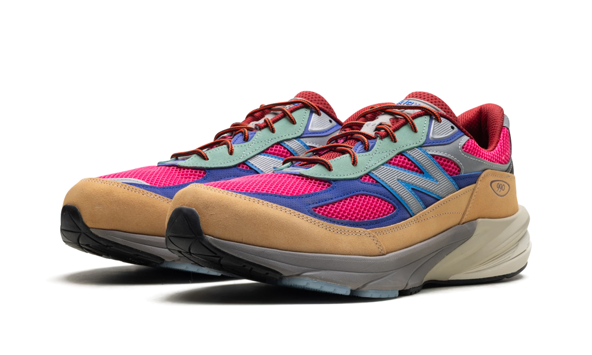 Detail of the inner side of the sneaker New Balance 990v6 MiUSA Action Bronson Ainôzama (U990AT6) beige, violet et rose.