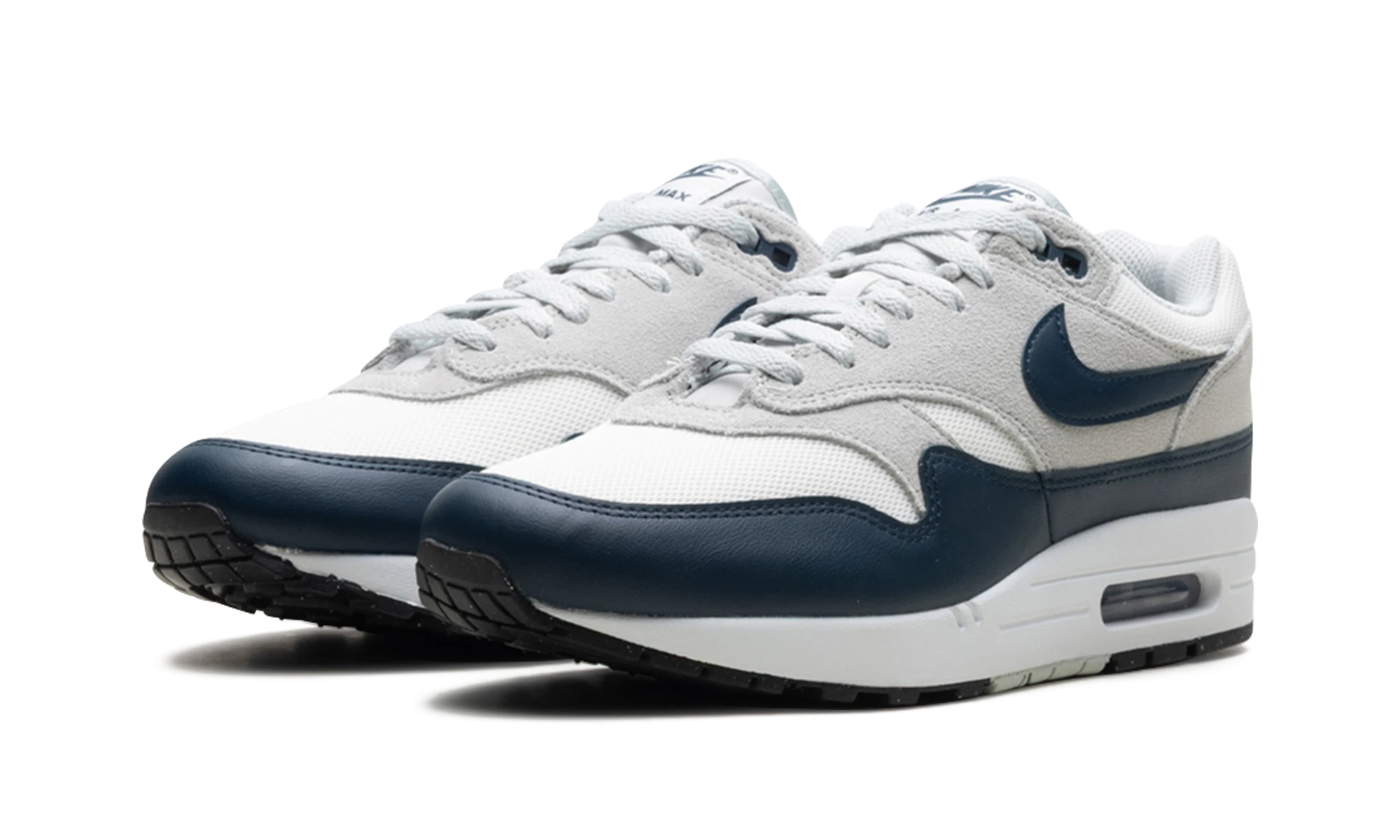 Detail of the inner side of the sneaker Nike Air Max 1 Essential Summit White Armory Navy (FZ5808-103) blanc et bleu.