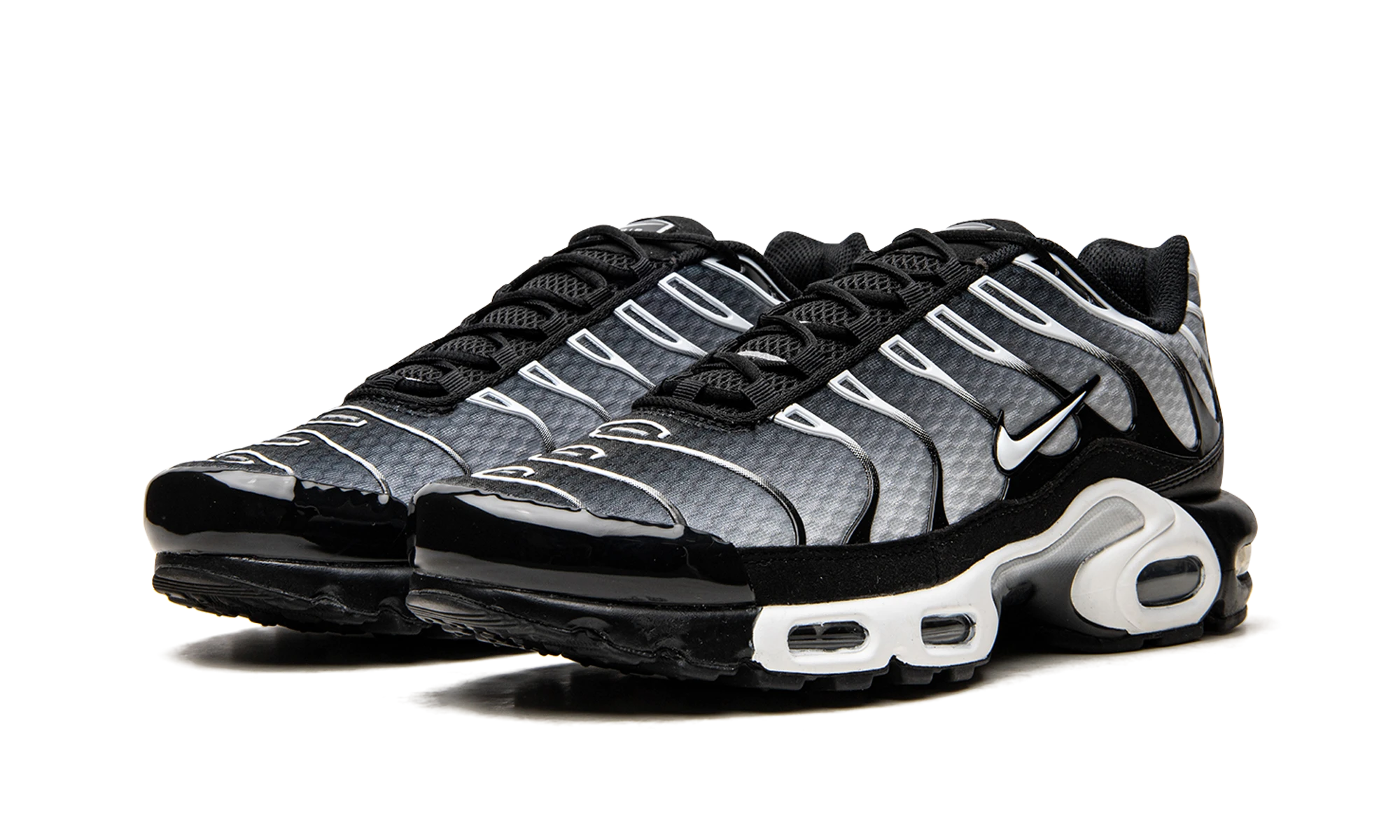 Detail of the inner side of the sneaker Nike Air Max Plus Black Silver White (DM0032-003) noir, argent et blanc.