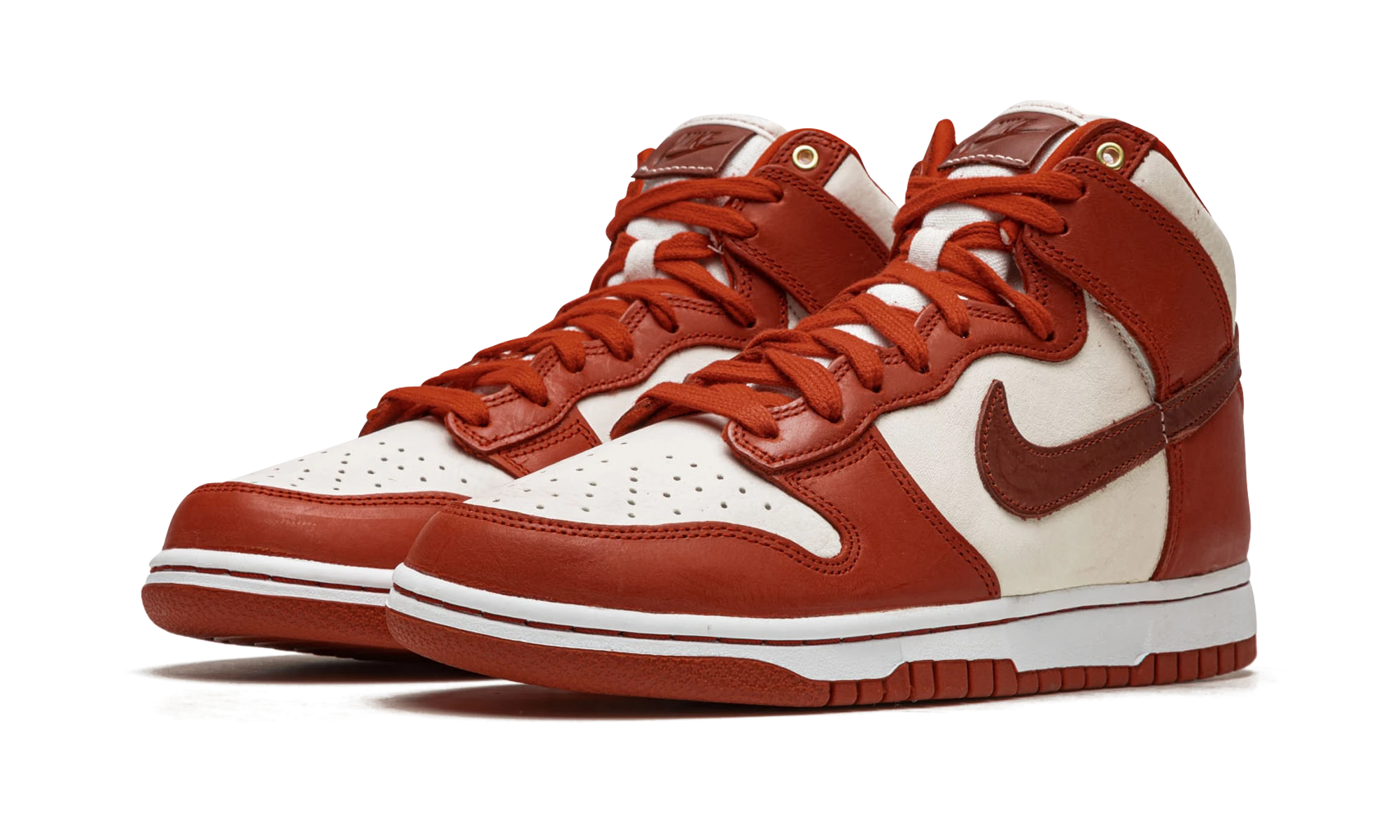 Detail of the inner side of the sneaker Nike Dunk High LXX Cinnabar (DX0346-600) gris, beige et blanc.