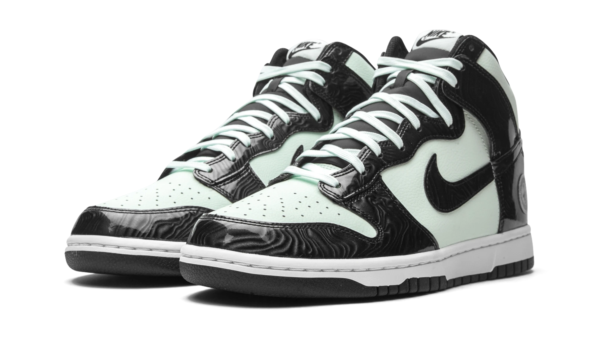Detail of the inner side of the sneaker Nike Dunk High SE All-Star (DD1398-300) vert et noir.