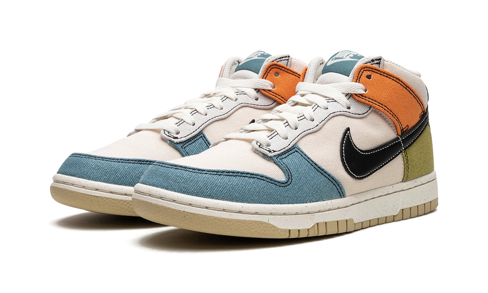Detail of the inner side of the sneaker Nike Dunk Mid Pale Ivory Multi (DV0830-100) blanc, noir et bleu.