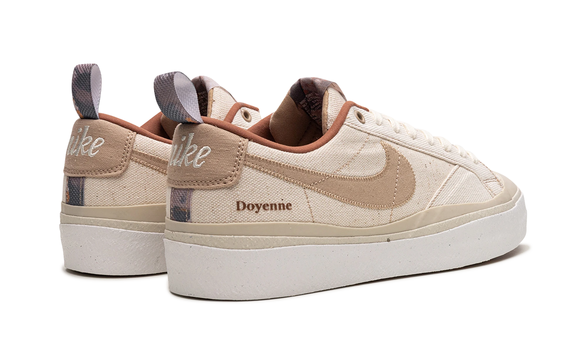 Paar sneakers Nike SB Blazer Low Doyenne Skateboards (DZ3406-100) – gloednieuw en authentiek met originele doos.