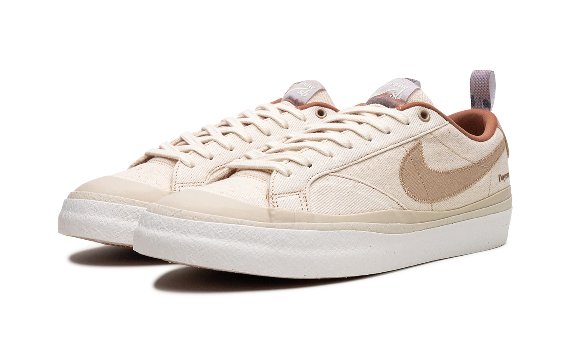 Detail van de binnenkant van de sneaker Nike SB Blazer Low Doyenne Skateboards (DZ3406-100) blanc et beige.