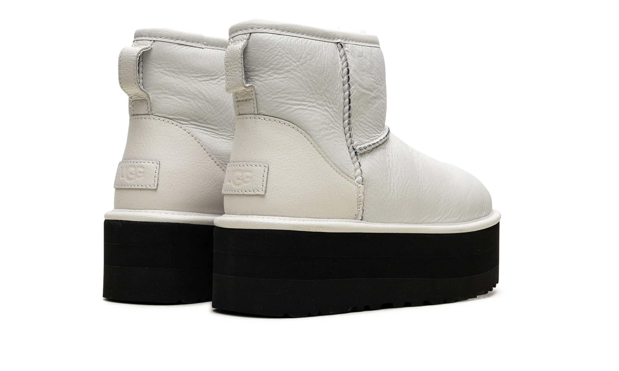 Paar Stiefel UGG Classic Mini Platform Matte Boot Ultra Matte White (1130611-UMWH) – nagelneu und authentisch mit Originalkarton.