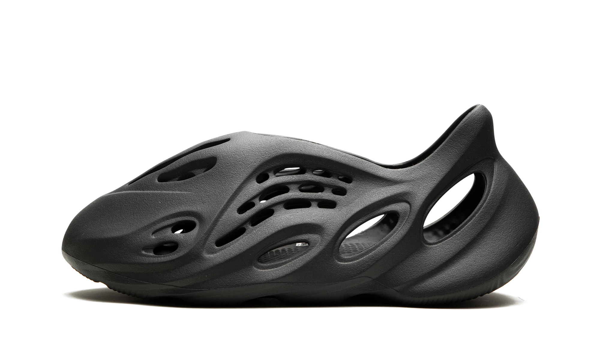 Sneaker Adidas Yeezy Foam RNR Carbon in rubber, available in Europe — outer profile view.
