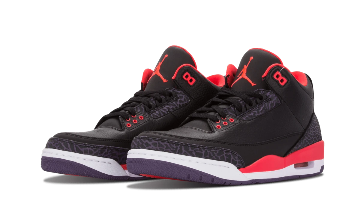 Detail of the inner side of the sneaker Air Jordan Jordan 3 Retro Crimson noir et rouge.