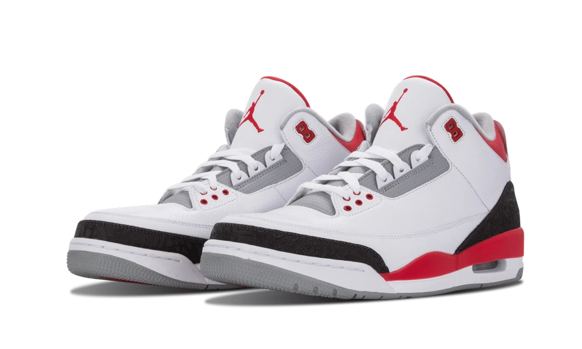 Detail of the inner side of the sneaker Air Jordan Jordan 3 Retro Fire Red blanc, rouge et gris.