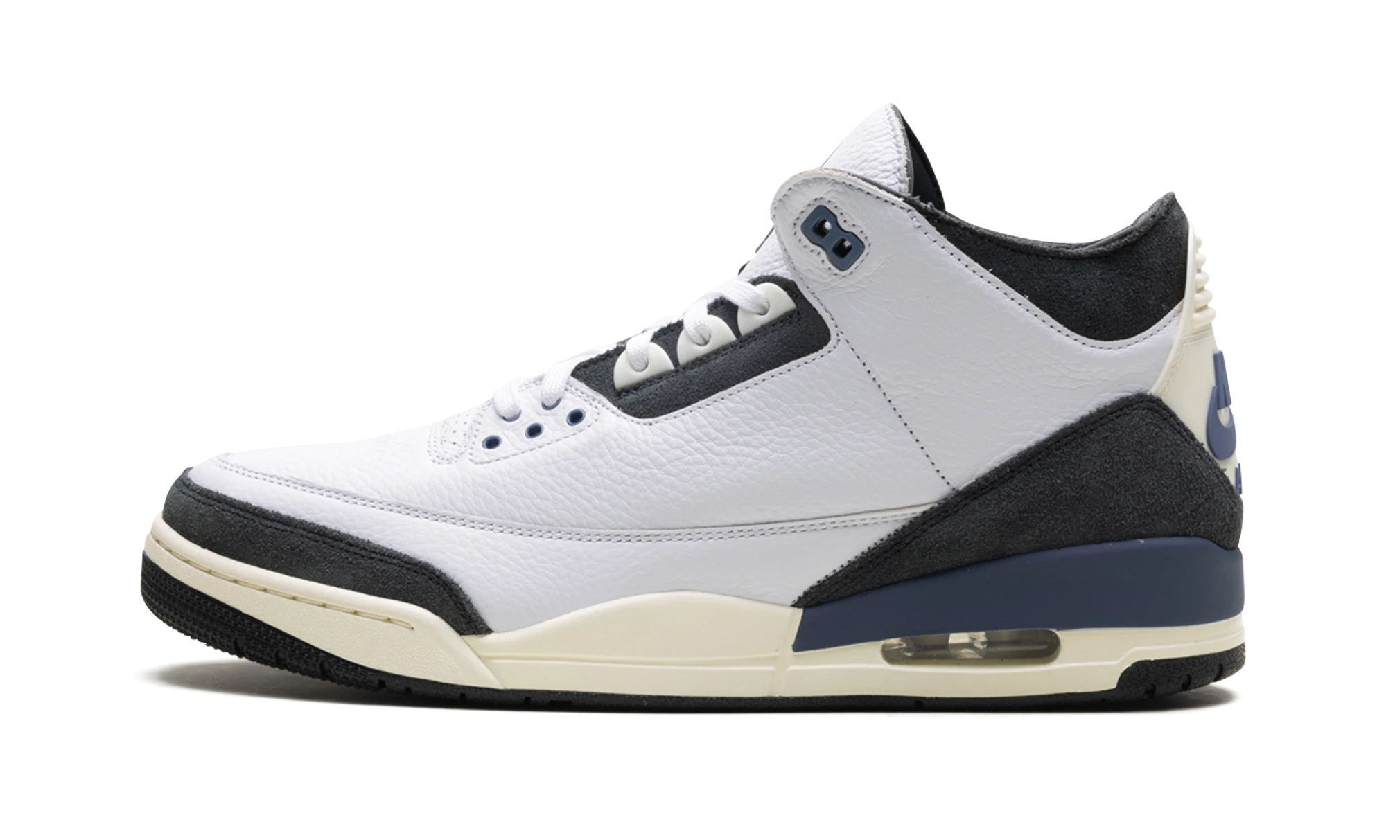 Sneaker Air Jordan Jordan 3 Retro OG SP A Ma Maniére Diffused Blue (HV8571-100) in leather white and blue — outer profile view.