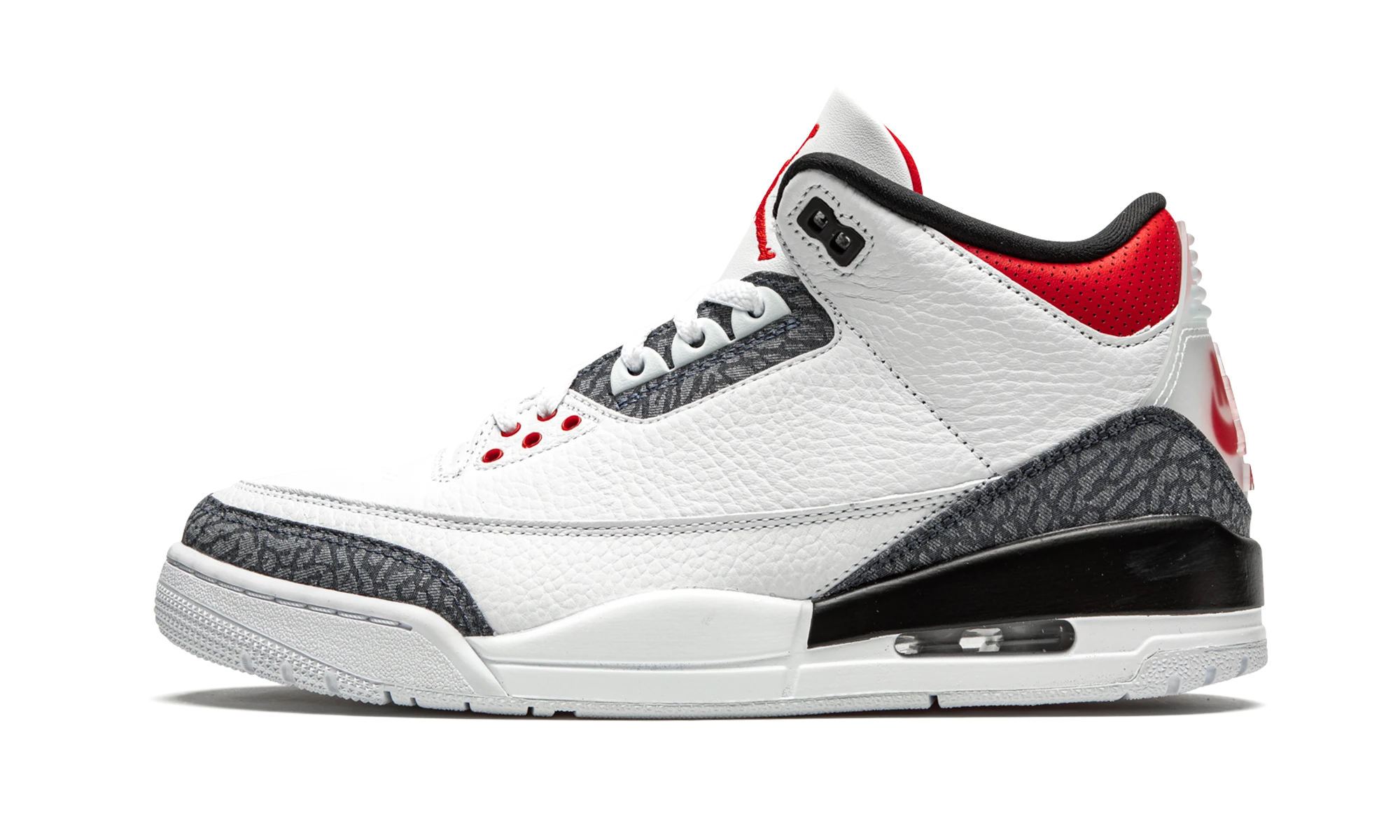 Sneaker Air Jordan Jordan 3 Retro SE Fire Red Denim in nubuck white, black and red, available in Europe — outer profile view.
