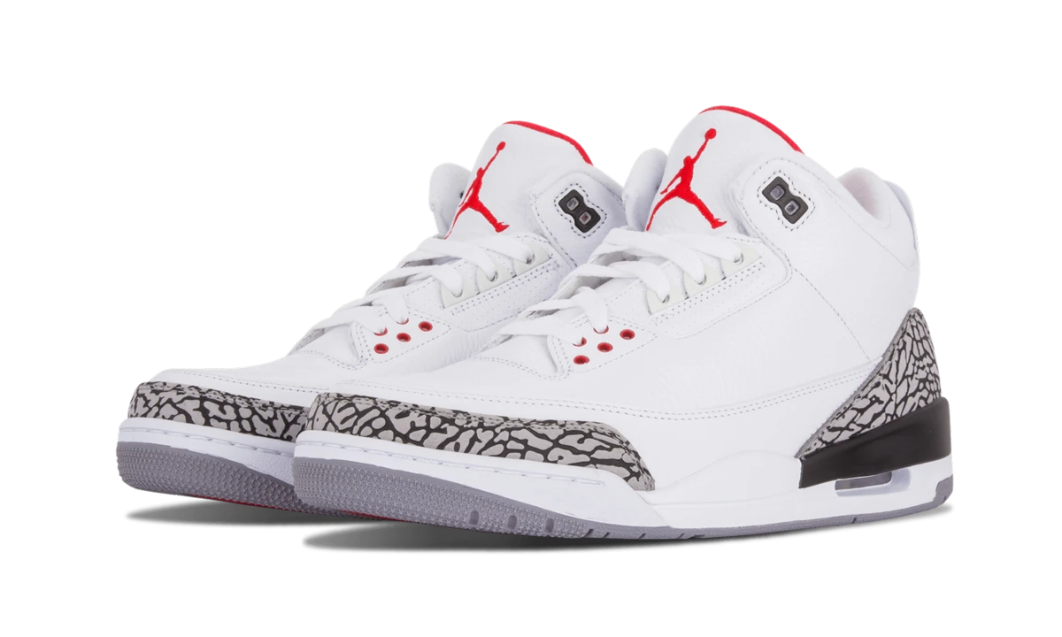 Detail of the inner side of the sneaker Air Jordan Jordan 3 Retro White Cement blanc, gris et rouge.