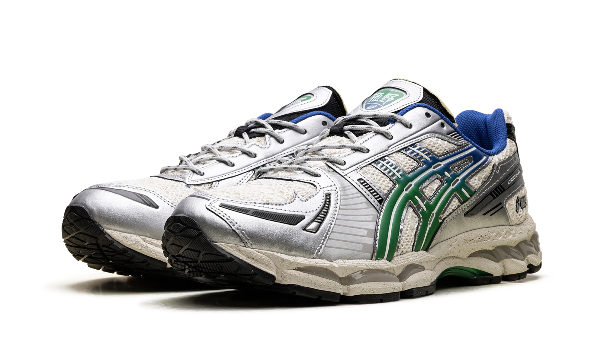 Detail of the inner side of the sneaker ASICS Gel-Kayano 12.1 CARNIVAL Hidden Layers of Phra Nakhon (1203A916-100) beige et vert.