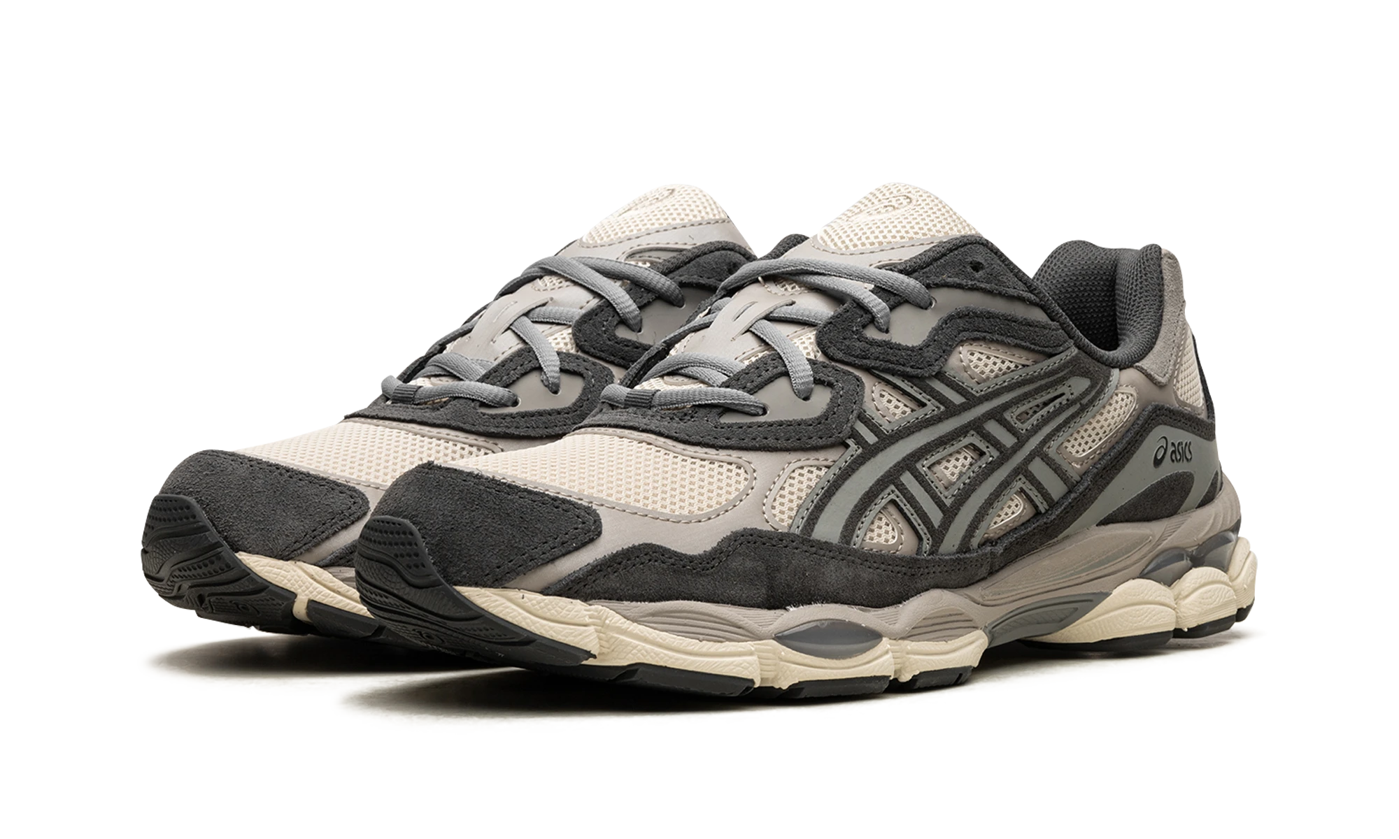 Detail of the inner side of the sneaker ASICS Gel-NYC Oatmeal Obsidian Grey (1201A789-250) noir et gris.