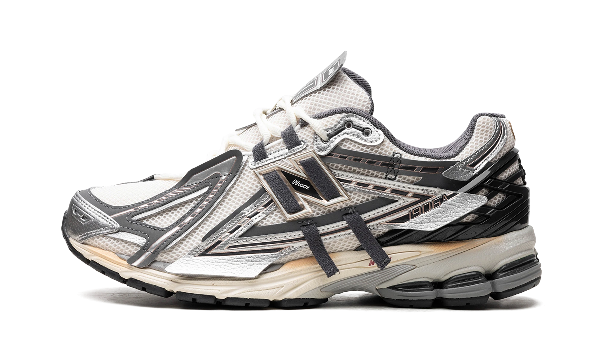 Sneaker New Balance 1906A Tech Explosion (M1906AD) in leather silver and gold — outer profile view.