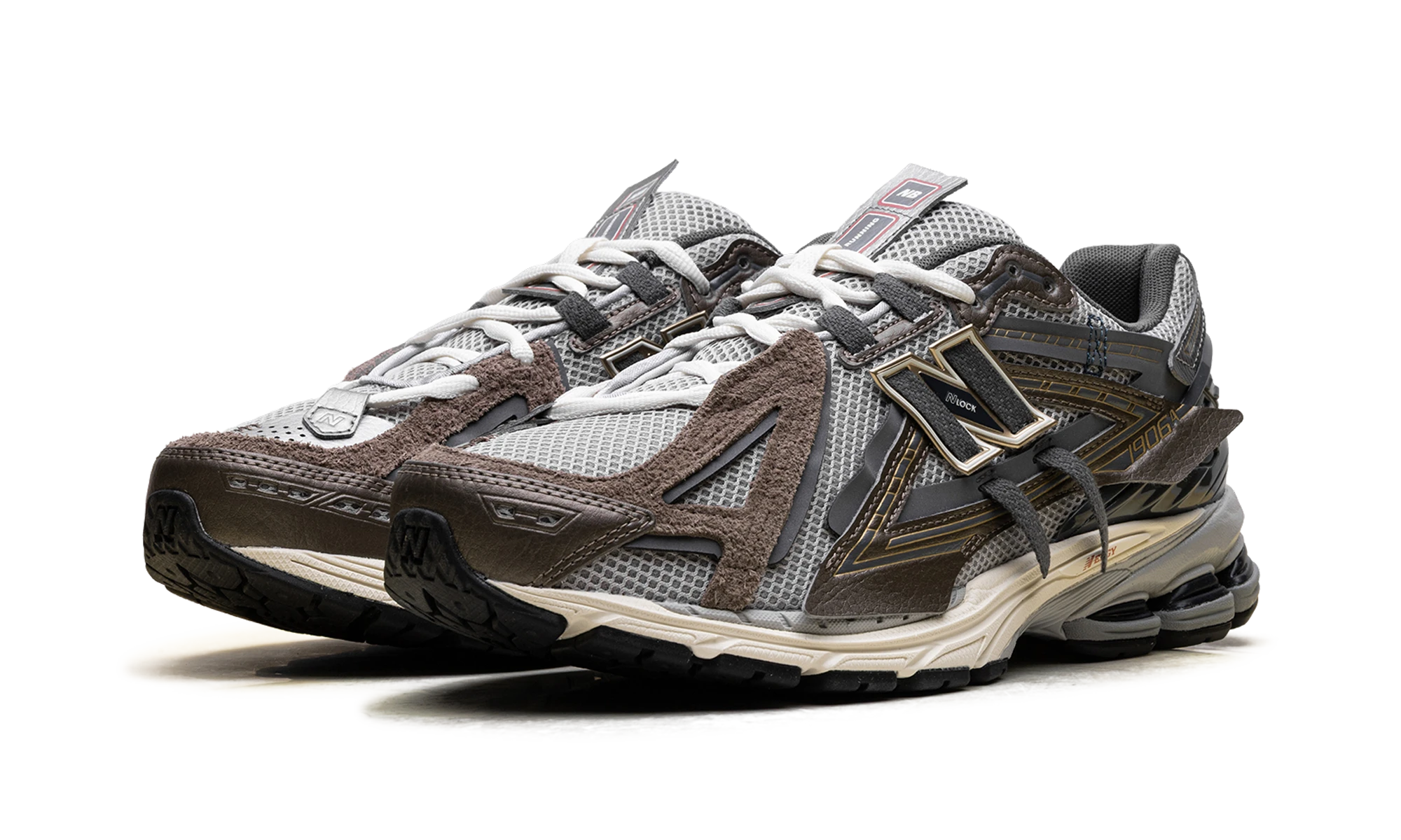 Detail of the inner side of the sneaker New Balance 1906A Thunder Brown marron et gris.