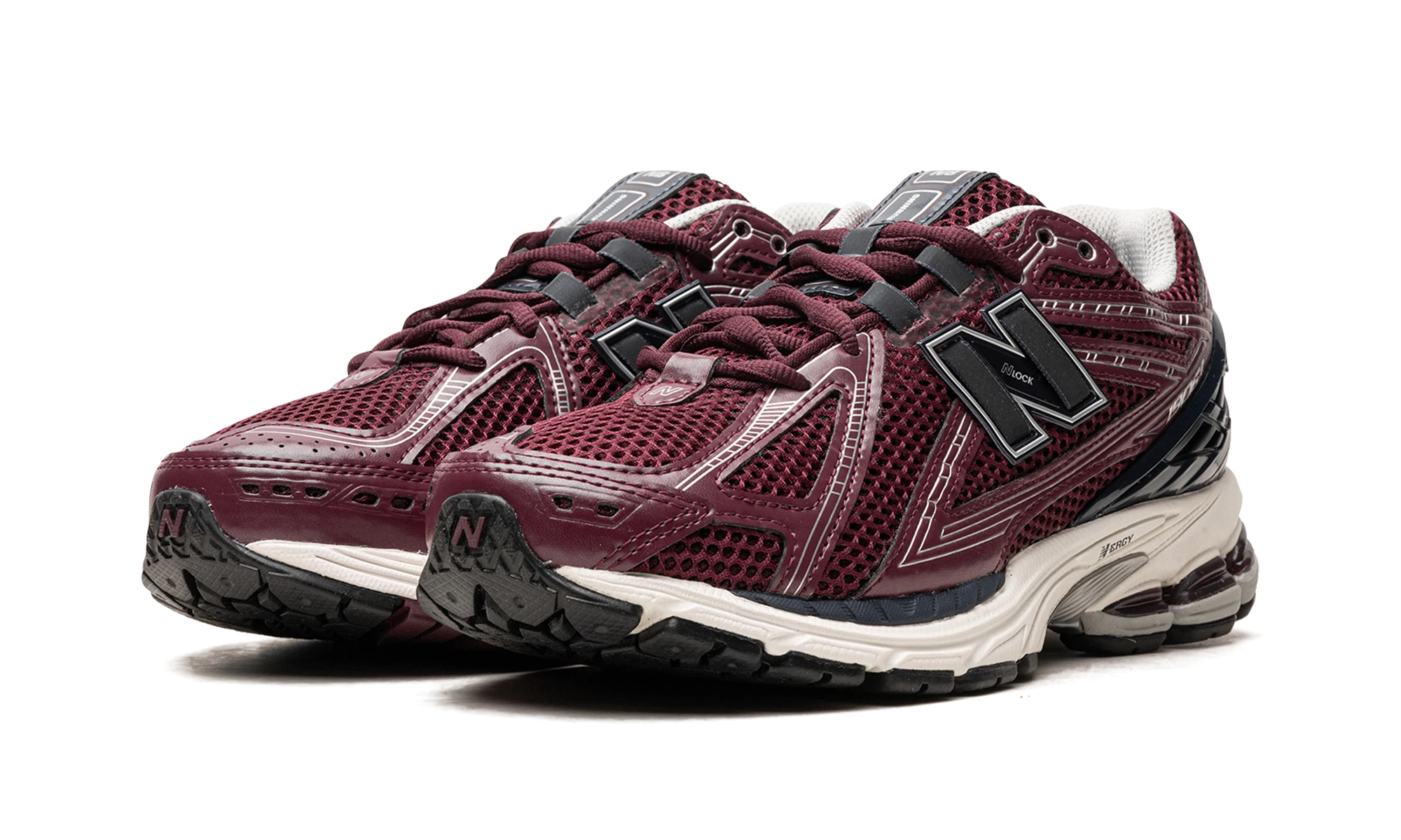 Detail of the inner side of the sneaker New Balance 1906R Burgundy Black marron et noir.