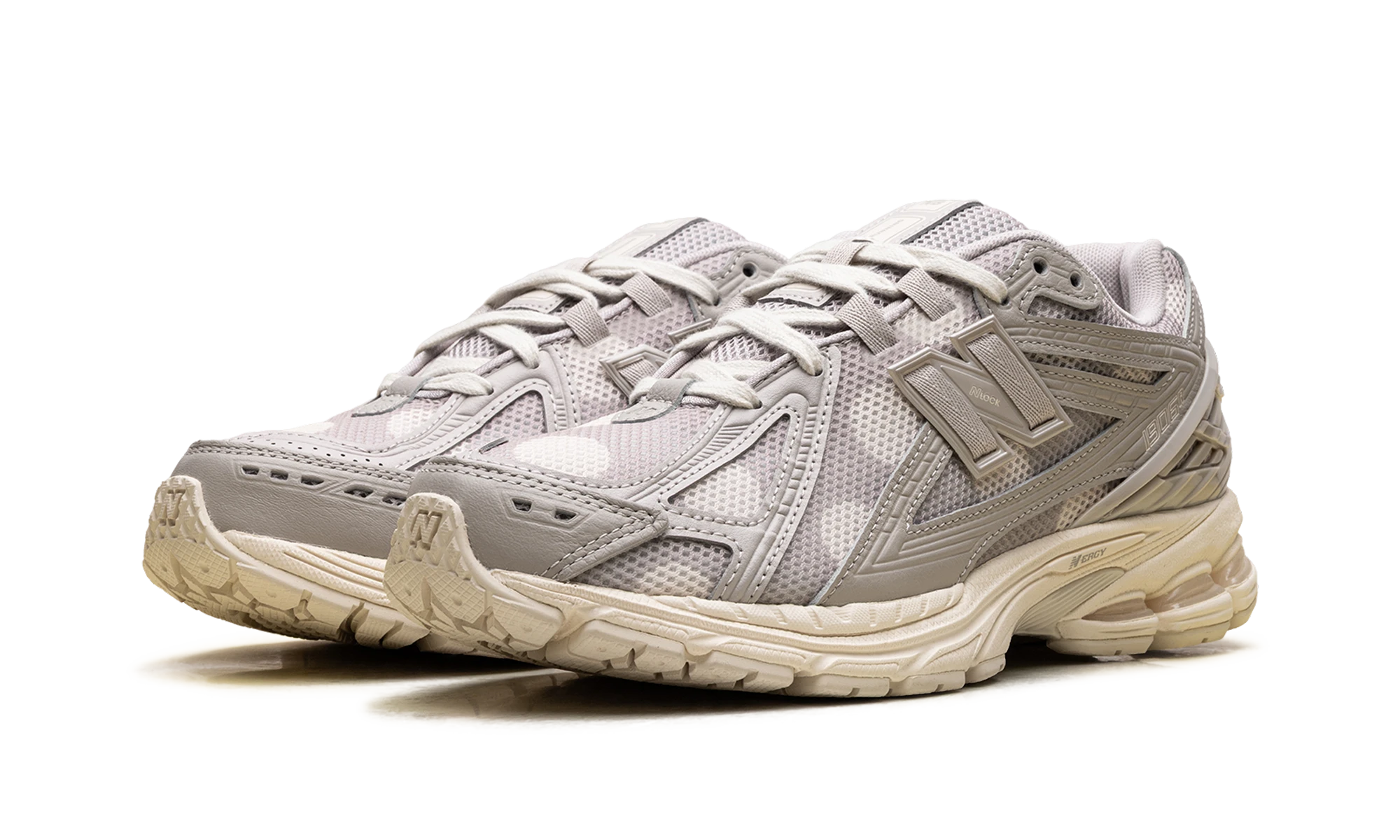 Détail du côté intérieur de la basket New Balance 1906R Polka Dot Moonrock (M1906RPA) beige.