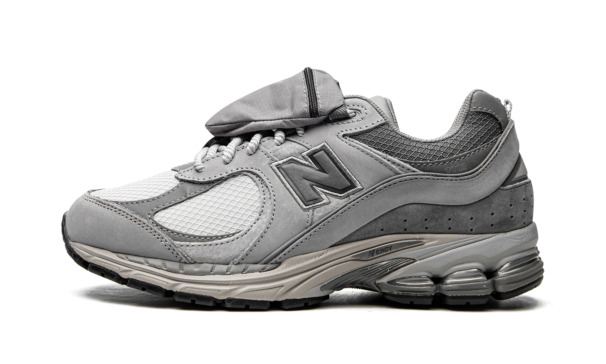 Zapatilla New Balance 2002R Grey Pocket (M2002RVC) en cuero gris y negro — vista de perfil exterior.