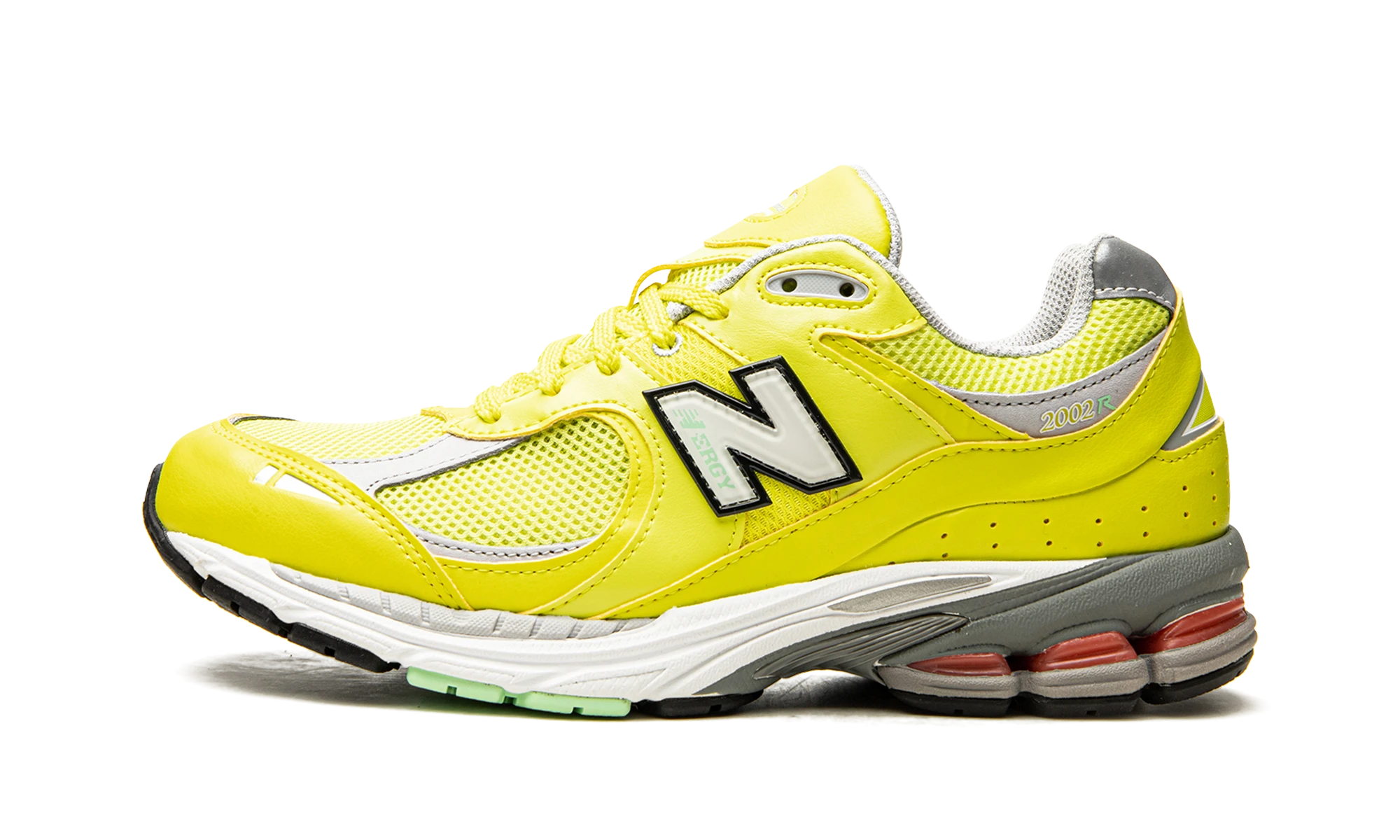 Sneaker New Balance 2002R Sulphur Yellow (M2002RLC) in leather yellow and silver — outer profile view.