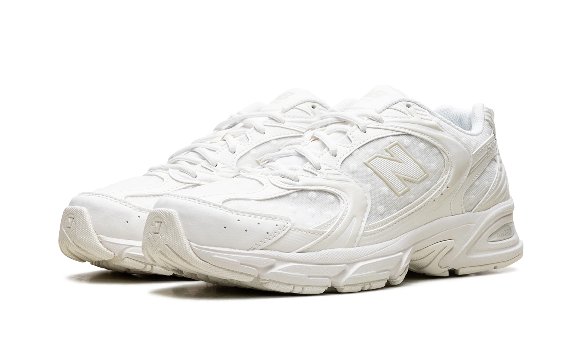 Detail of the inner side of the sneaker New Balance 530 Cream Polka Dot beige.