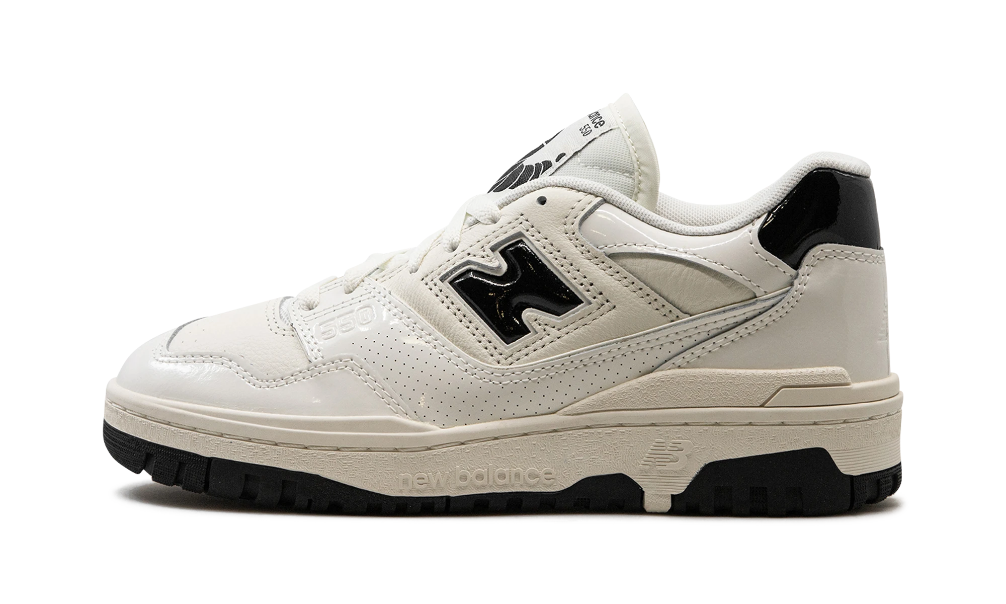 Sneaker New Balance 550 Sea Salt Black Patent in leather white and black, available in Europe — outer profile view.