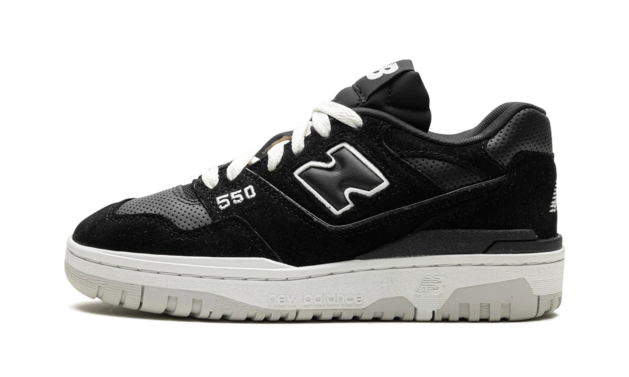 Sneaker New Balance 550 Suede Perforated Leather Black White in leather black and white, available in Europe — outer profile view.