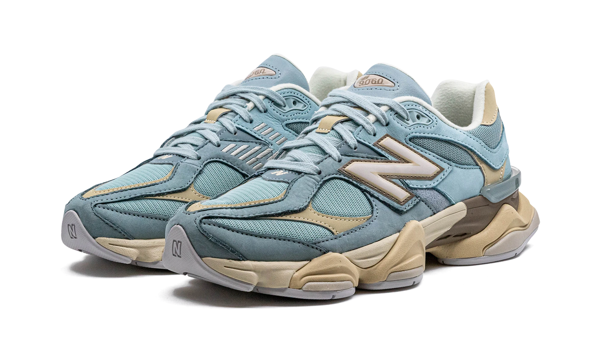 Detail of the inner side of the sneaker New Balance 9060 Blue Haze bleu et beige.