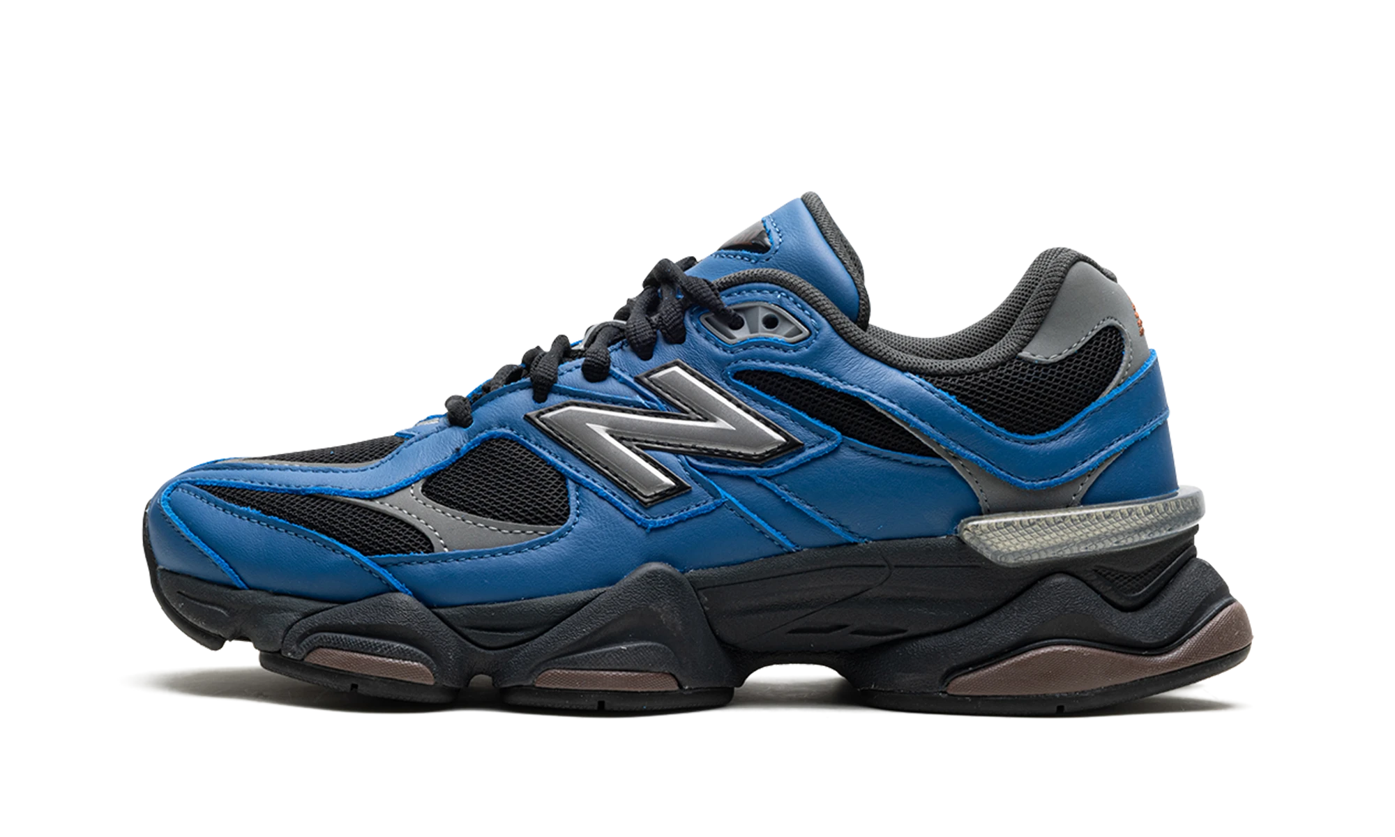 Sneaker New Balance 9060 Dark Royal Brown (U9060NRH) in leer zwart, blauw en bruin — zijaanzicht.
