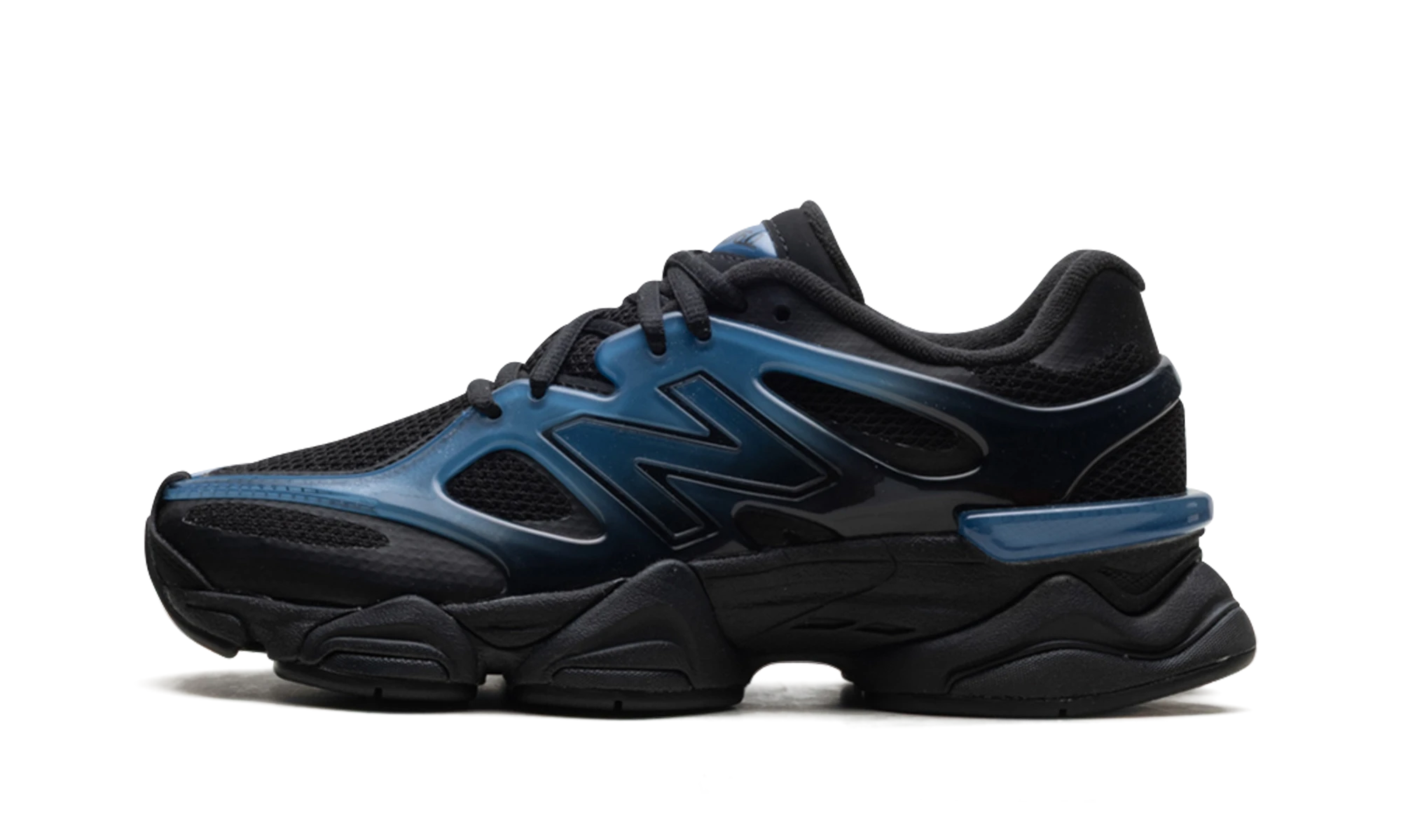 Sneaker New Balance 9060 Navy Blue Black Gradient (U9060IDW) in leer blauw en zwart — zijaanzicht.