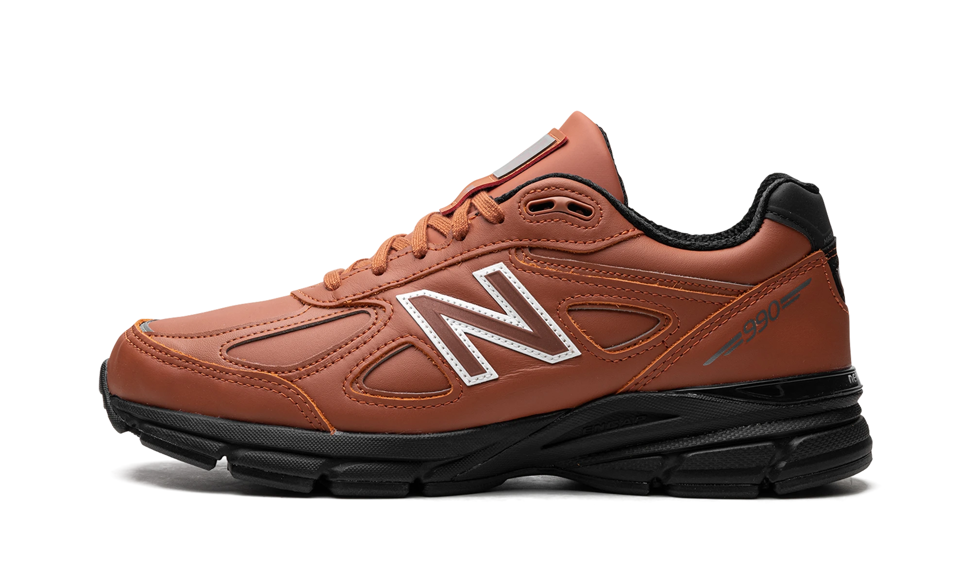 Sneaker New Balance 990v4 MiUSA Teddy Santis Mahogany (U990RB4) in leer zwart — zijaanzicht.