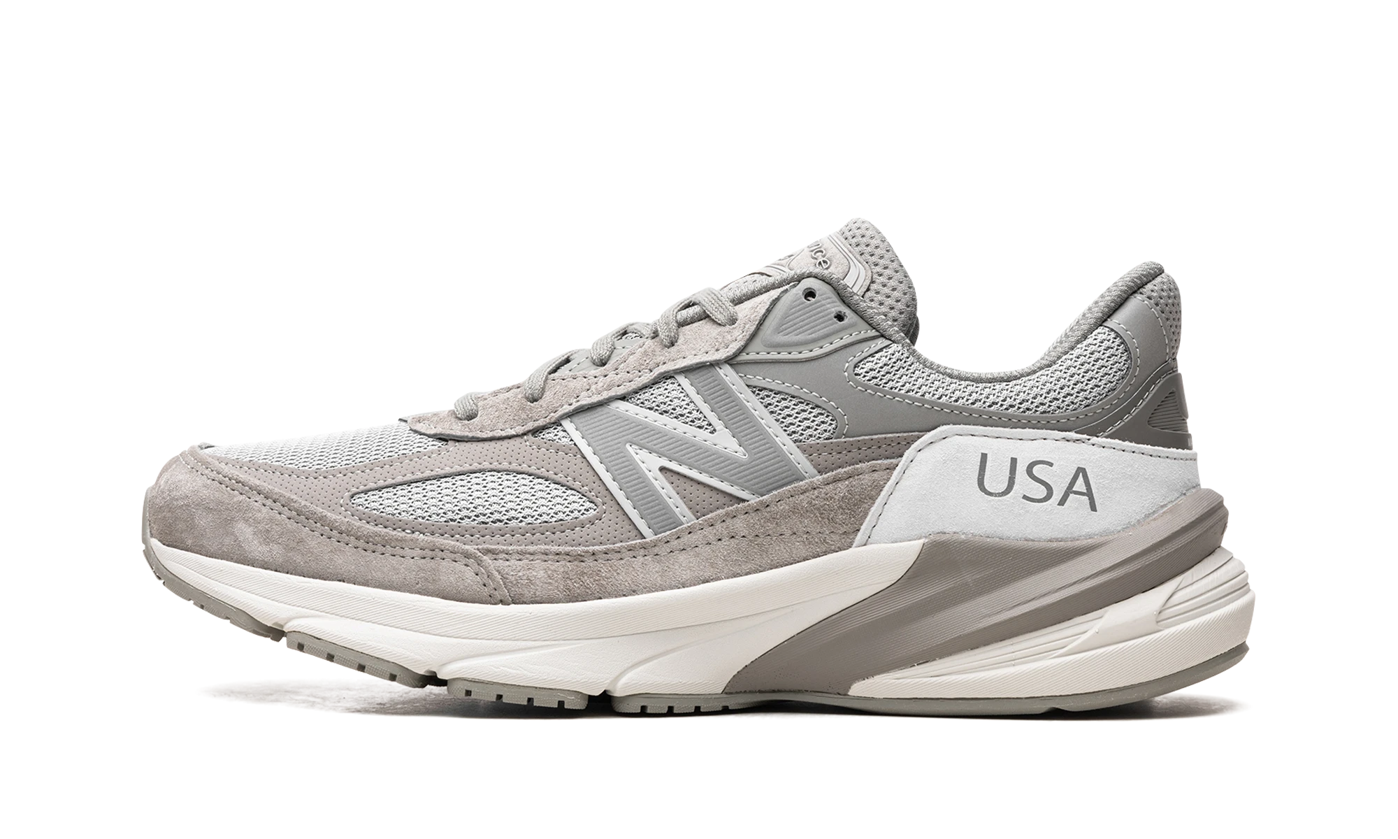 Sneaker New Balance 990v6 MiUSA WTAPS (M990WT6) in leather grey — outer profile view.