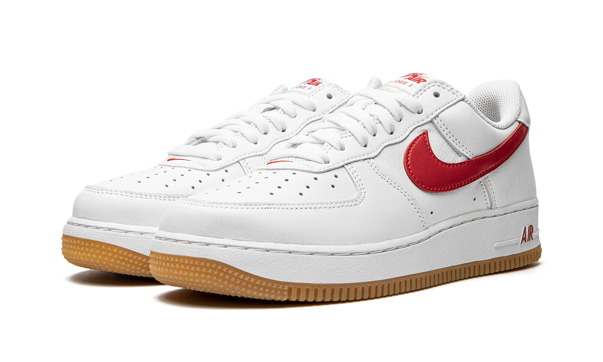 Detail of the inner side of the sneaker Nike Air Force 1 '07 Low Color of the Month University Red Gum blanc, rouge et marron.