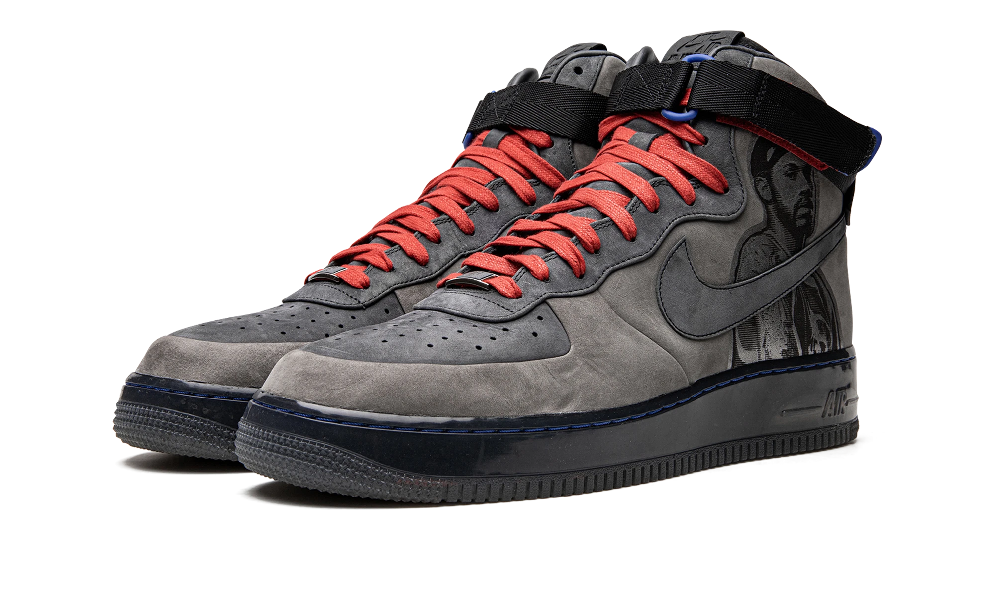 Detail of the inner side of the sneaker Nike Air Force 1 High Supreme Rasheed Wallace (New Six) gris et rouge.