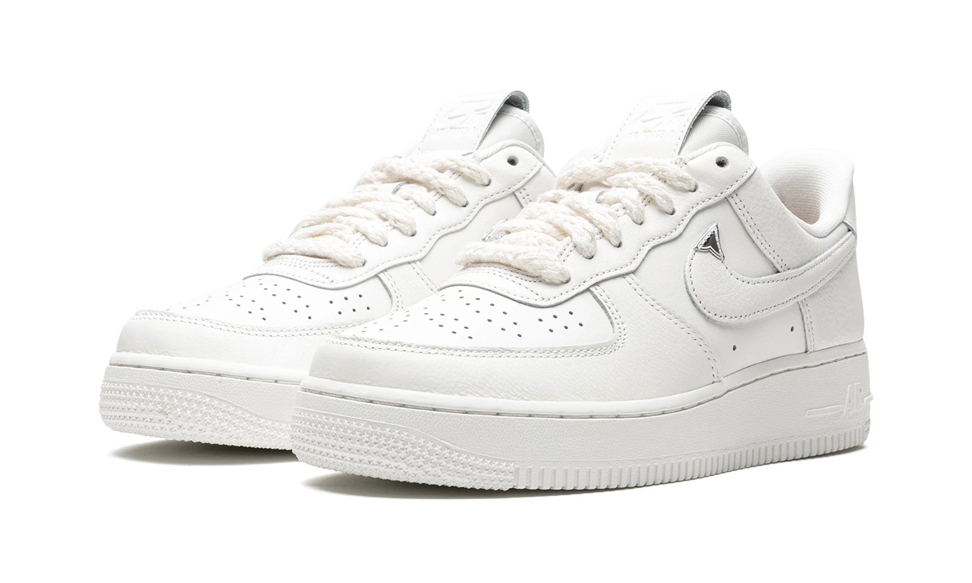 Detail of the inner side of the sneaker Nike Air Force 1 Low '07 LV8 Needlework beige et argent.