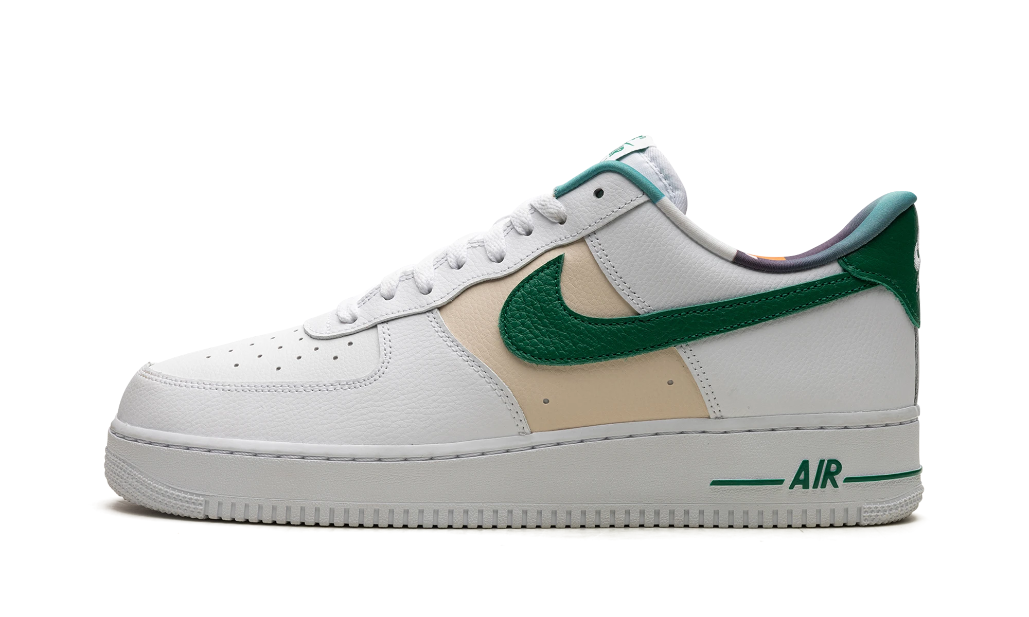 Маратонка Nike Air Force 1 Low '07 LV8 White Malachite (DM0109-100) от кожа бял — изглед от страни.