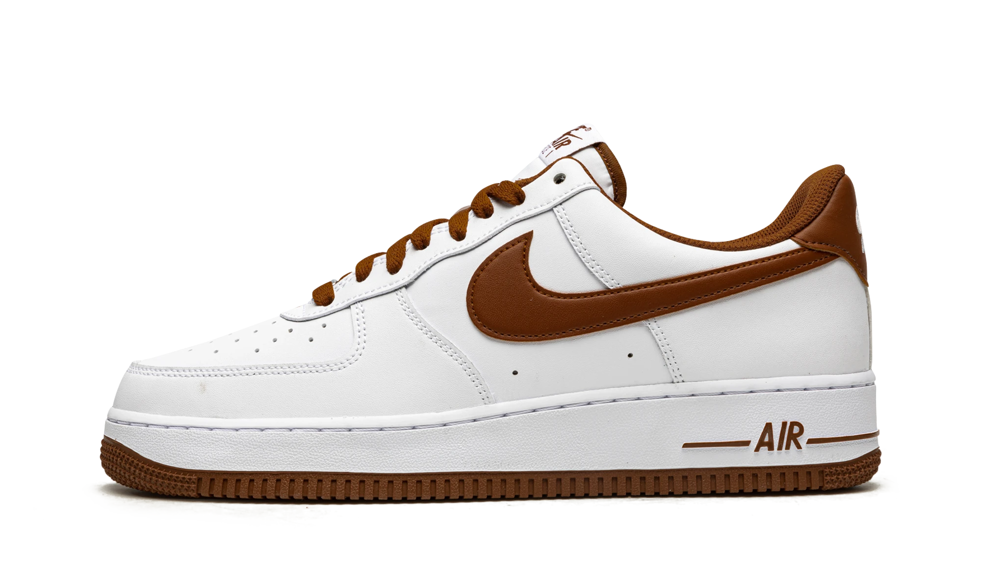 Маратонка Nike Air Force 1 Low '07 Pecan (DH7561-100) от кожа бял — изглед от страни.