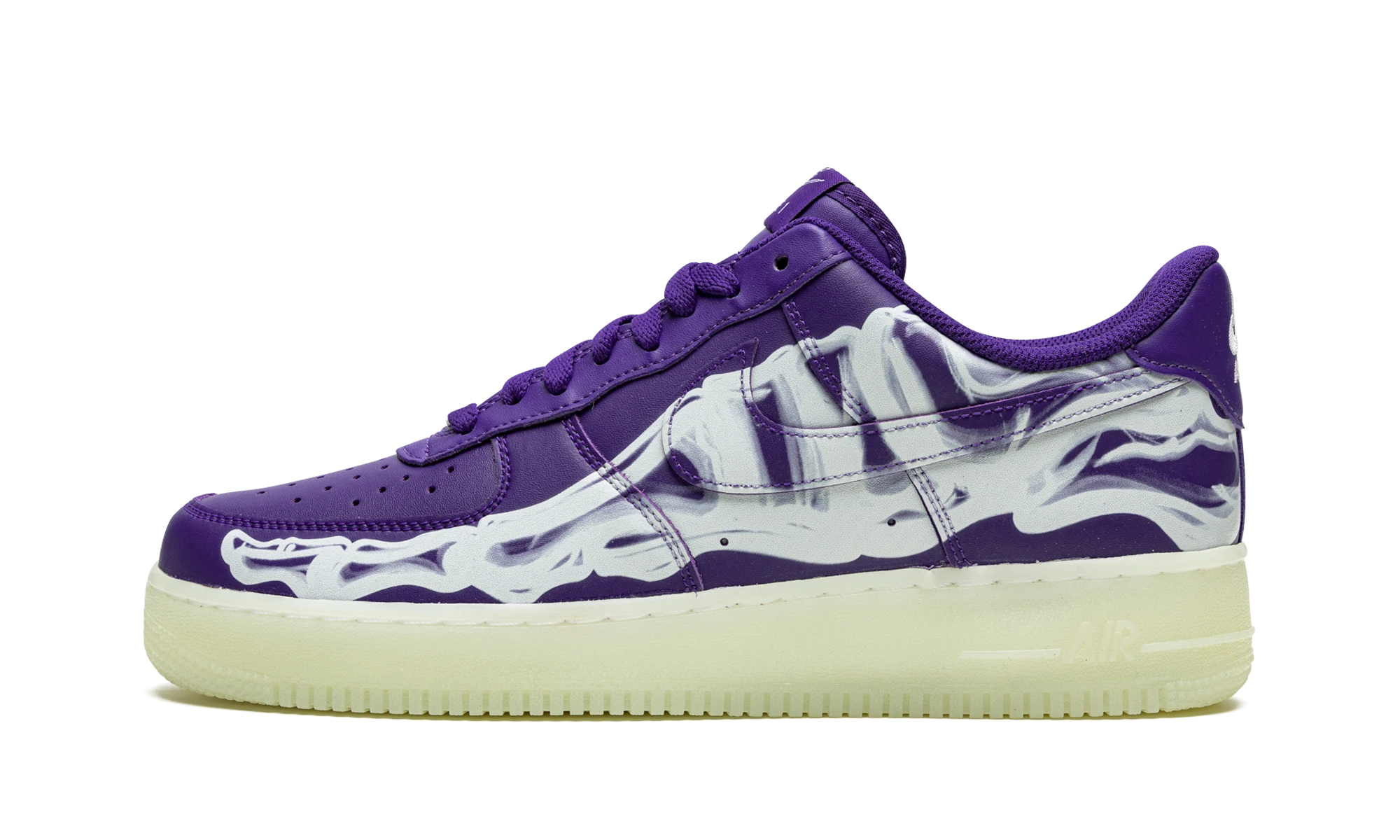 Sneaker Nike Air Force 1 Low '07 QS Purple Skeleton Halloween in leather purple and white, available in Europe — outer profile view.