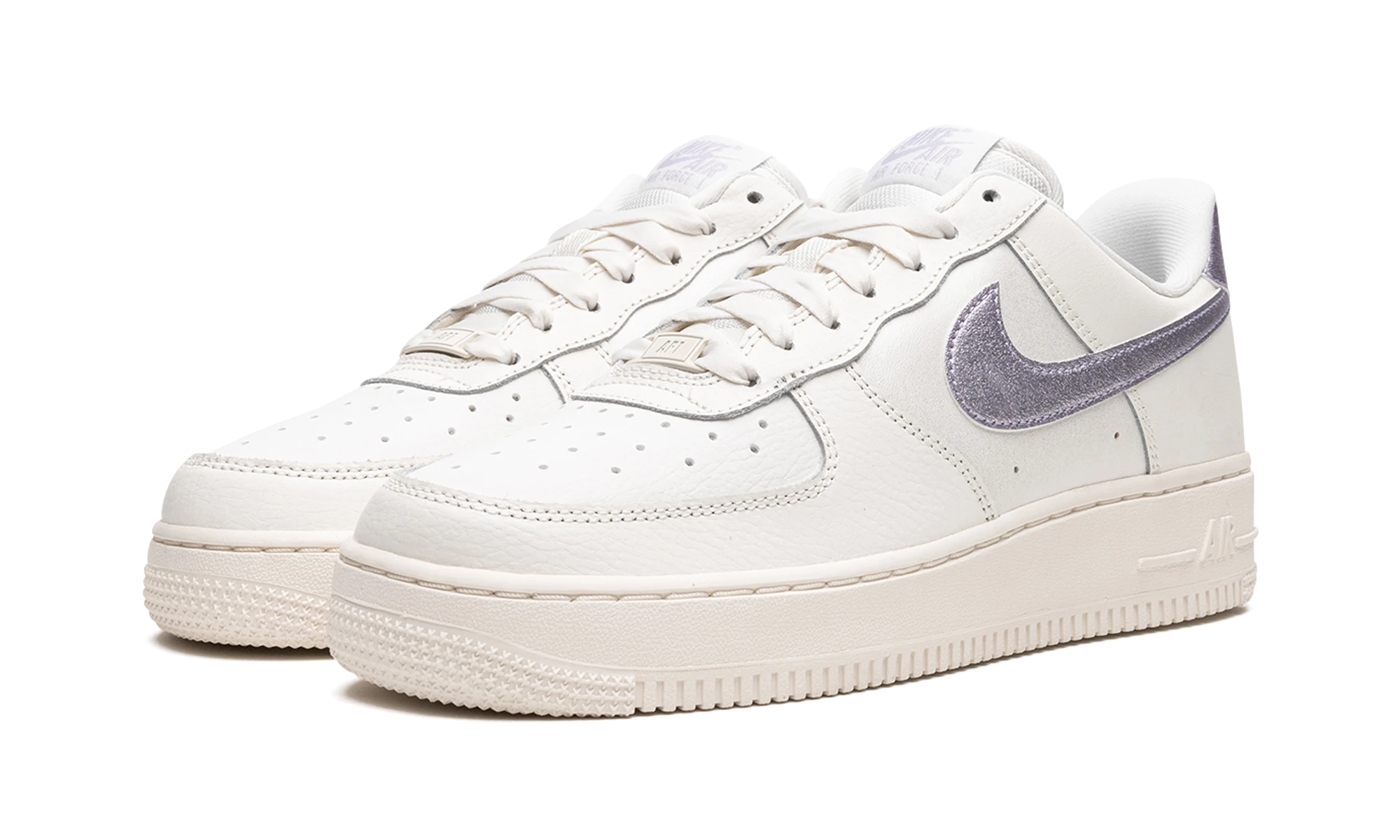 Detail of the inner side of the sneaker Nike Air Force 1 Low '07 Sail Oxygen Purple beige et violet.