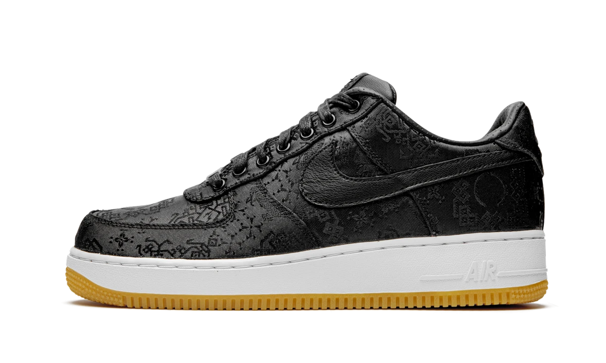 Sneaker Nike Air Force 1 Low Fragment x CLOT in rubber black, red and white, available in Europe — outer profile view.