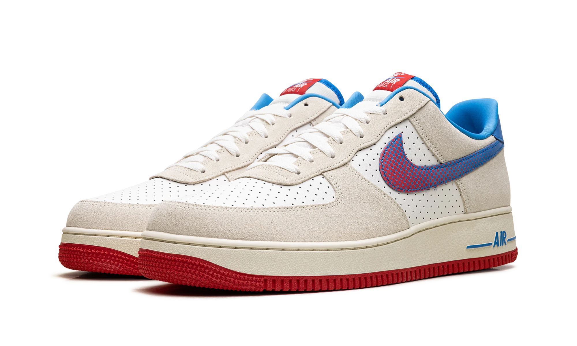 Detail of the inner side of the sneaker Nike Air Force 1 Low Nike Inc Pop Art blanc, beige et bleu.