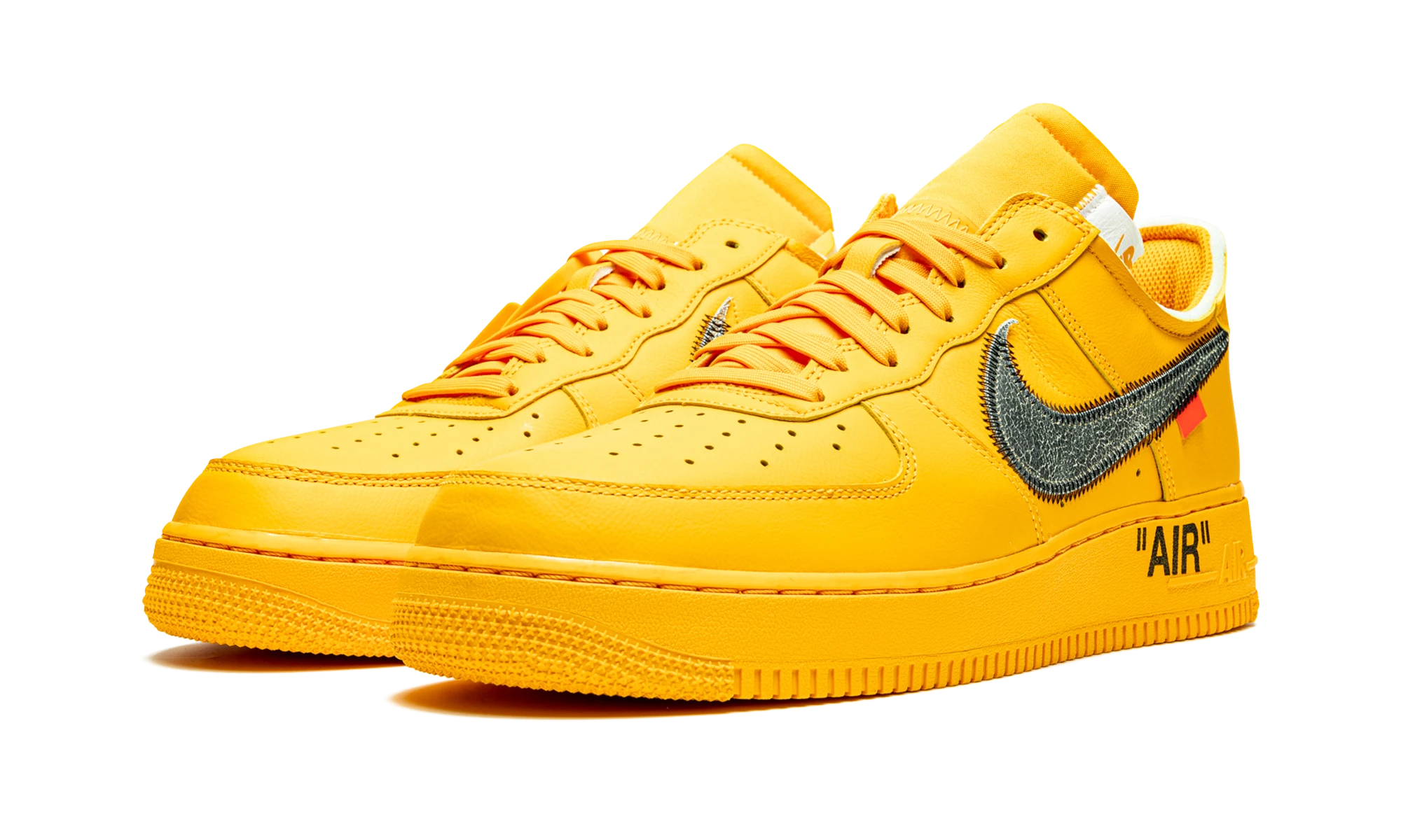 Detail of the inner side of the sneaker Nike Air Force 1 Low Off-White ICA University Gold or, noir et argent.